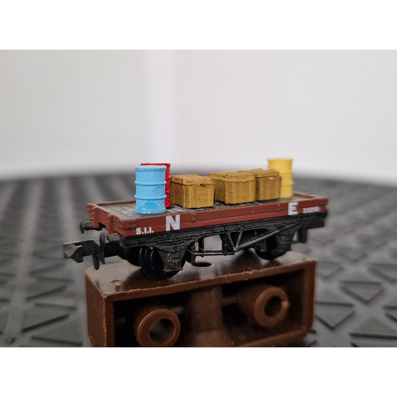 Peco 1plank wagon with barrels/cases load